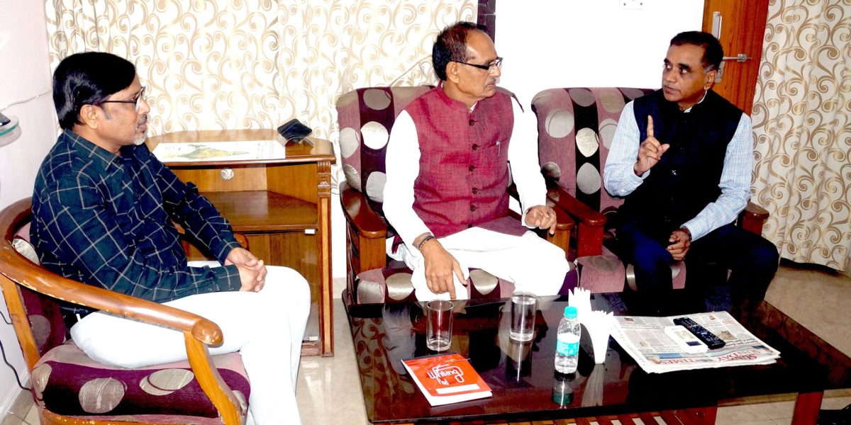 Director NBSS&LUP Dr. N G. Patil explaining the details of soil depth map of India to Hon'ble Union Minister of Farmers Welfare and Agriculture, Sh. Shivraj Singh Chouhan.