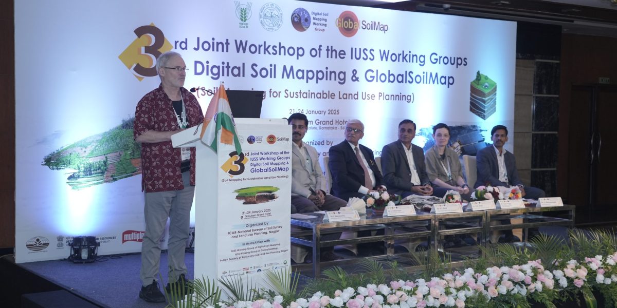 Prof. David Rossiter appreciating the Workshop deliberations during
the valedictory session.